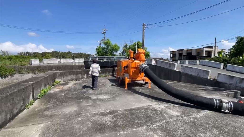 嚴陣防颱! 雲林水林鄉居民加固屋頂 公所備抽水機