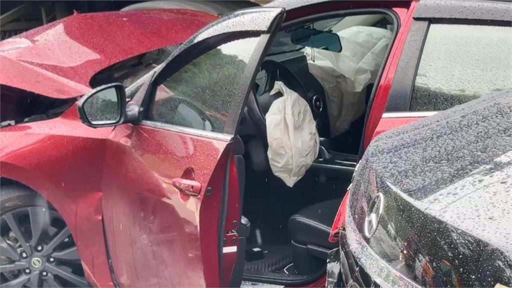疑路滑煞車不及釀5車連環撞　轎車遭大貨車撞擊　9人送醫