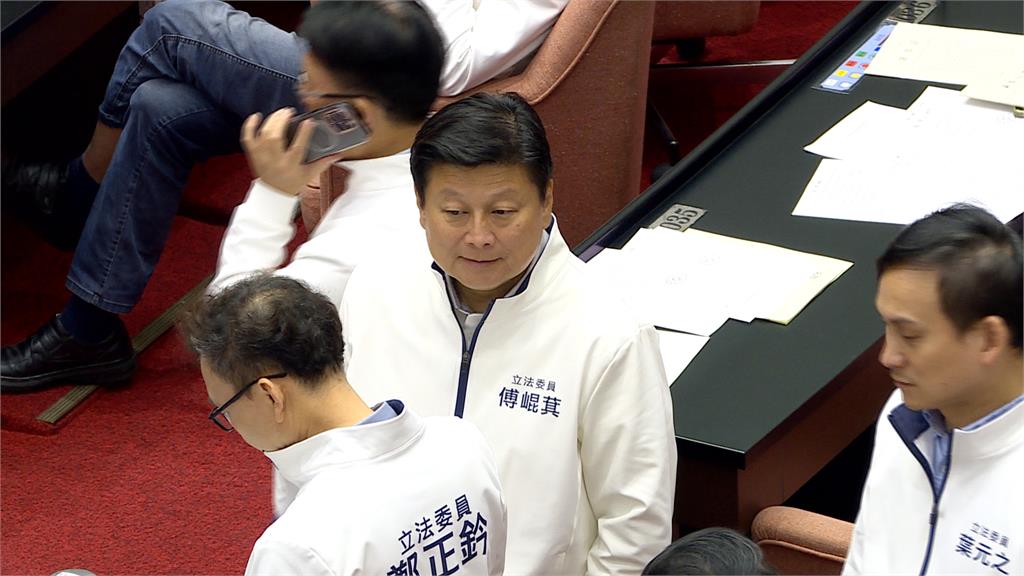 擋藍白闖關選罷法! 綠委拂曉出擊搶佔主席台備戰