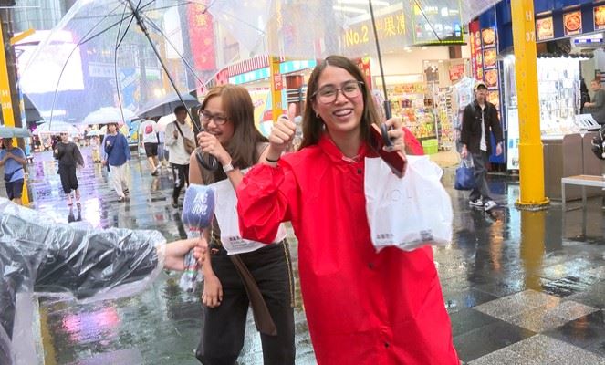 DJ　SODA來台遇颱風！　出門慘遭「震撼教育」雨傘開花超狼狽