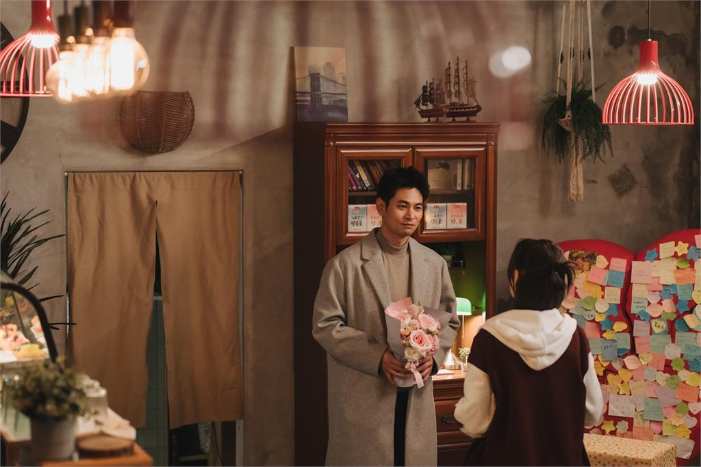 七夕情人節浪漫放閃!《阿松與阿暖》楊子儀下跪求婚林玟誼 林玟誼「求婚戲演八百遍還