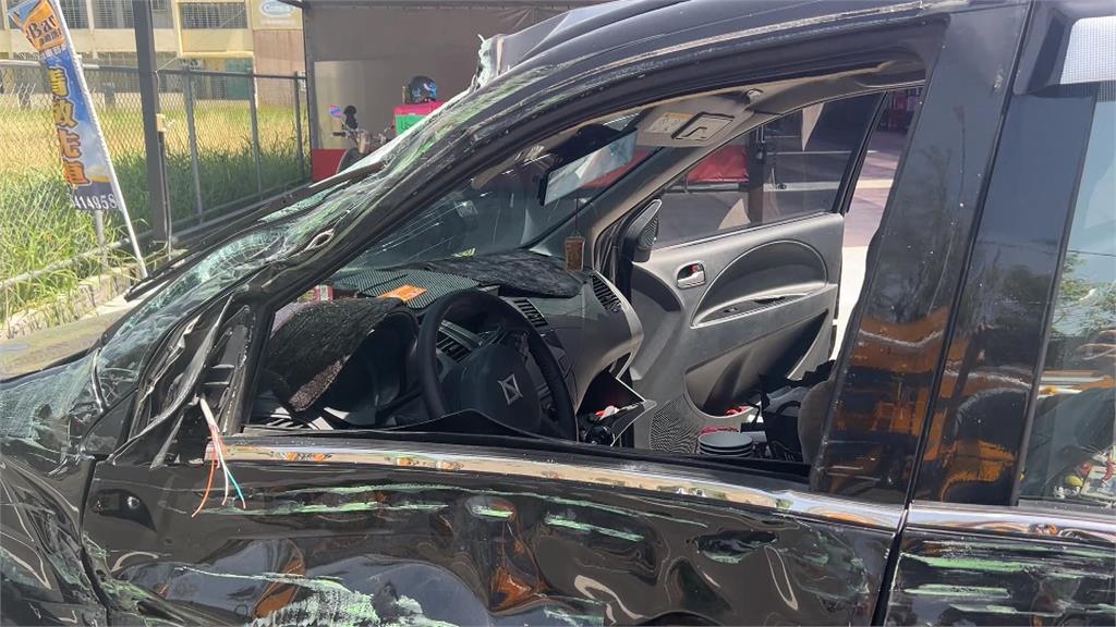驚險一瞬間! 曳引車碰撞事故 車上鋼管滑落地