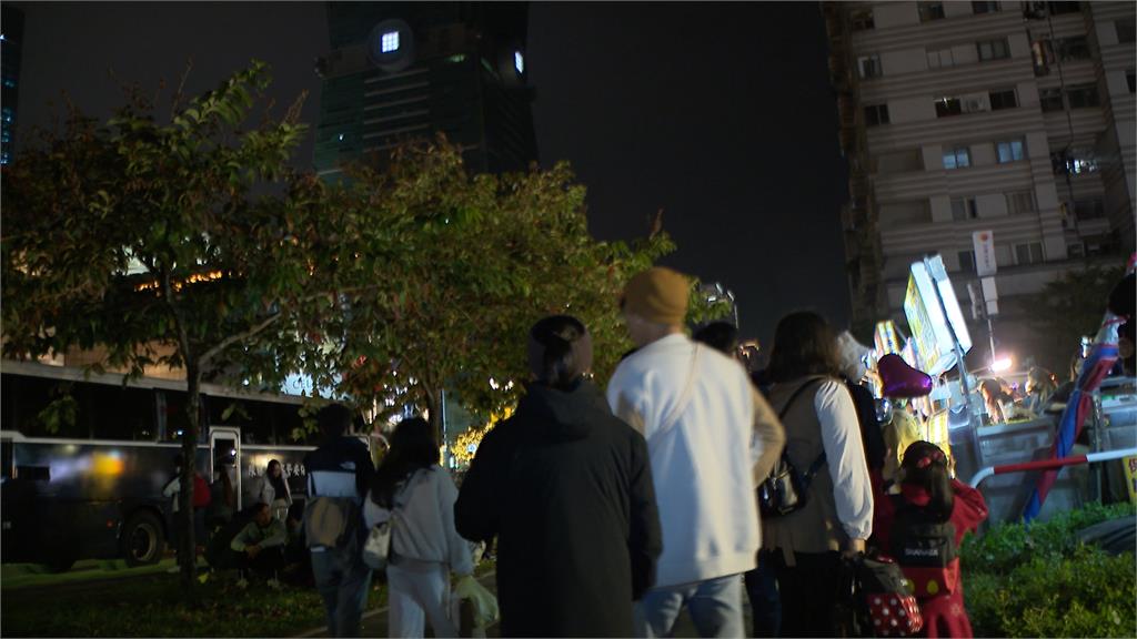 台北信義區湧跨年人潮　知名餐廳候位時間長達7～8小時
