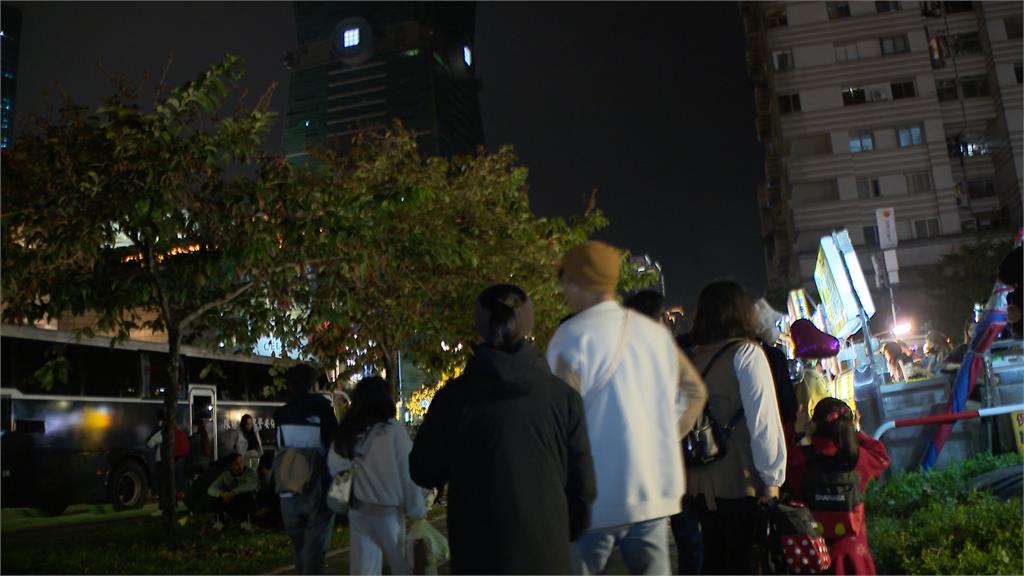台北信義區湧跨年人潮 知名餐廳候位時間長達7~8小時