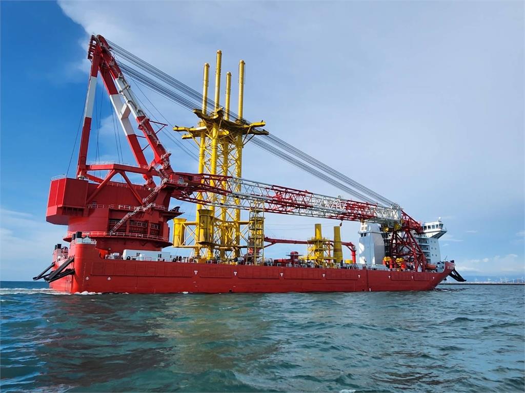 森崴能源「巨人號」重吊船抵台 台電離岸二期啟動海上施工