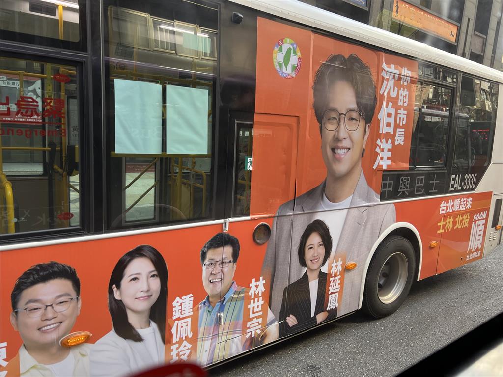 沈伯洋化身派報員發「順報」　民眾大排長龍搶領創刊號
