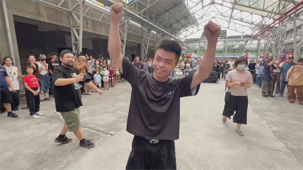 打破端午傳統 屏東百人「立人」賽21歲男大生奪冠