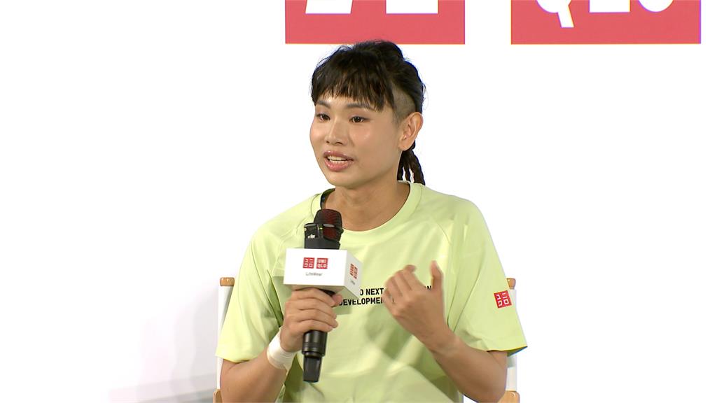 球后戴資穎回歸球場！　親下場和小球員對打　曝：不打球最想當警察