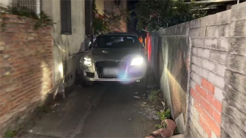 頭過身沒過! 苗栗休旅車拒逃逸 「車卡窄巷」駕駛棄車落跑