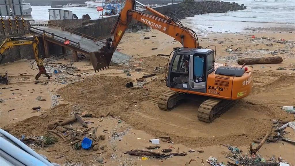 共伴效應掀滔天巨浪 基隆大武崙沙灘滿是垃圾