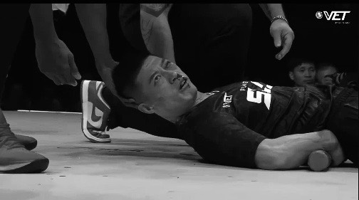 中國通背拳大師「出戰打耳光大賽」遭3掌KO！「頭被打噴倒地」對手超嗨畫面曝光