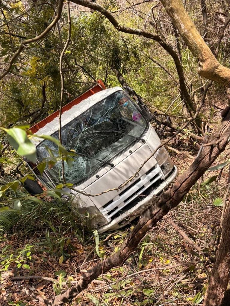 方向盤卡死! 南投小貨車墜谷100公尺深 駕駛一度受困