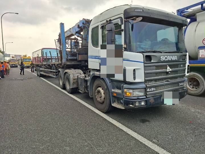 最新/遊覽車撞半聯結車「擋風玻璃全破」!國1彰化段爆3車追撞