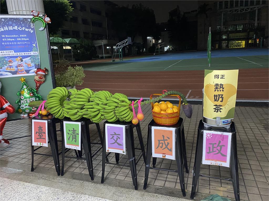 學測拜拜祈求金榜題名　　「抬青蕉」成搶手供品