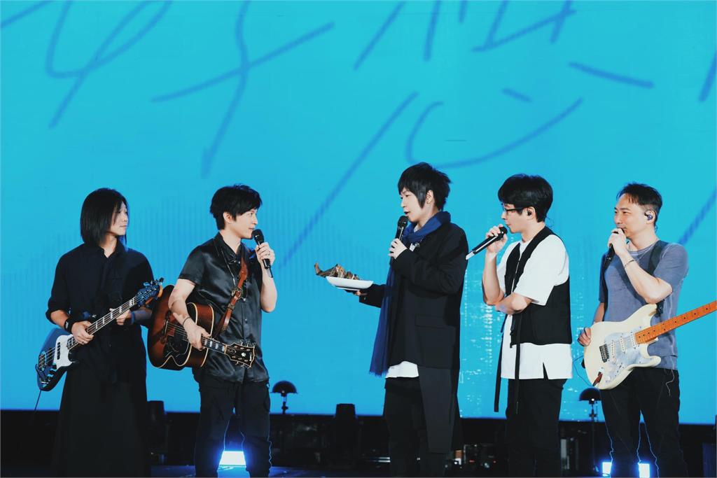 五月天巴黎演唱會「有留檔」!近2小時影片「全在這」 真的是「好想見到你」!五月天巴黎演唱會「有留檔」近2小時影片在這