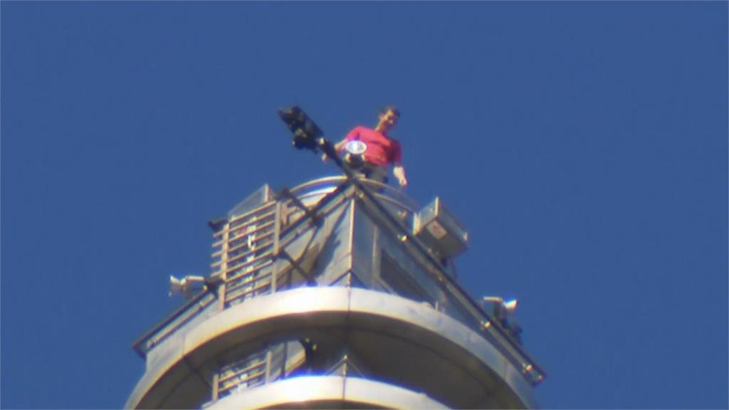 霍諾德成功攀爬101！賈永婕「1心機舉動」被全球直播放送：世界看見台灣