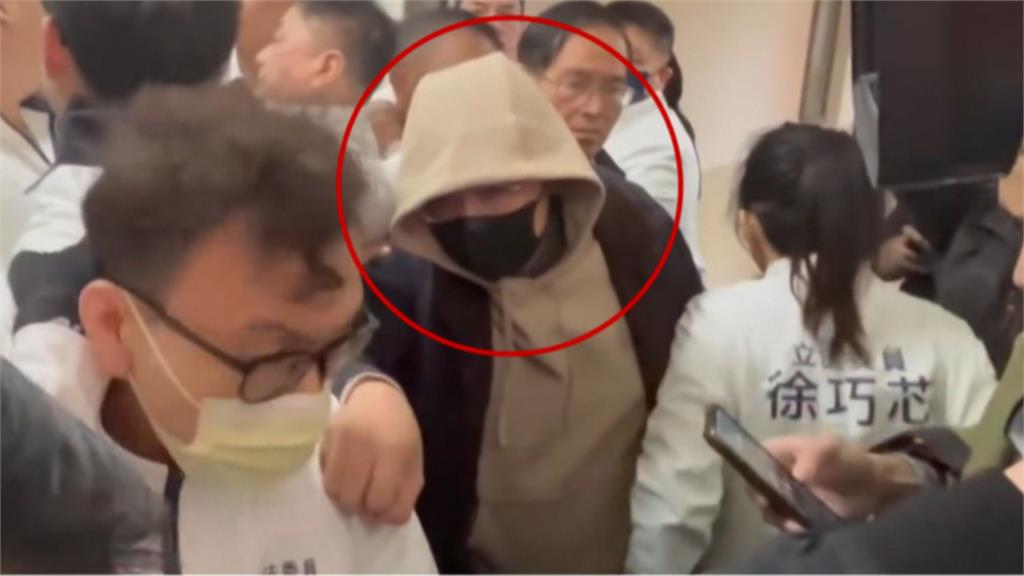 羅廷瑋里長出身從政順遂 任立委後爭議一樁樁陷罷免危機