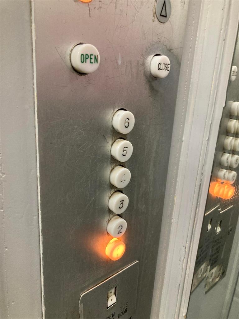外送員搭電梯驚見「古早味按鈕」　網曝年代：最怕搭這種！