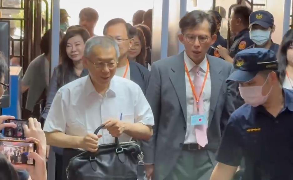 柯文哲「靜悄悄」回中央黨部辦公？黃國昌曝「復出動向」：他有自己的空間