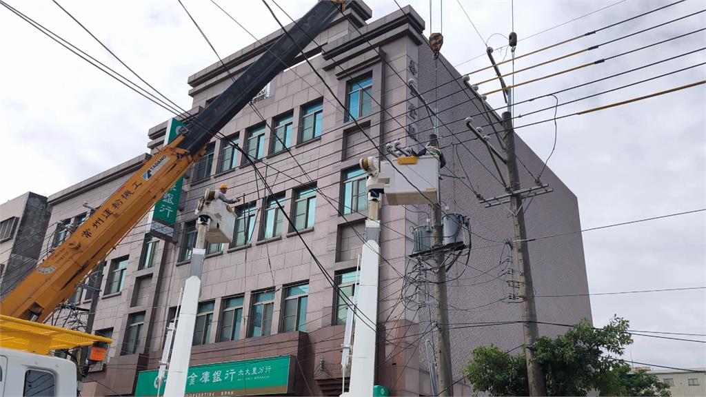 台中大里2電桿歪斜釀600戶停電整晚　不是小動物害的！是「他們」施工闖禍