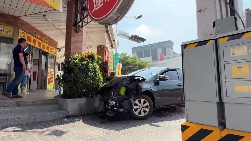 台中駕駛疑恍神闖紅燈撞前車! 騎士噴飛搶救不治