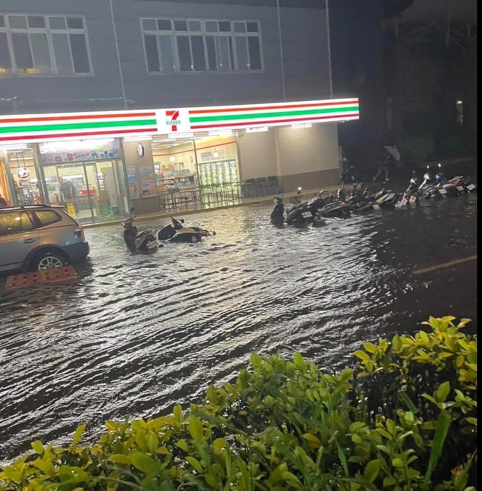 圖輯／22日晚間夜豪雨成災　北台灣各地陸續傳淹水、樹倒等災情