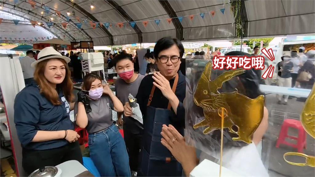 高雄大港閱冰！陳其邁率隊吃冰消暑　被拱挑戰榴槤冰「面有難色」