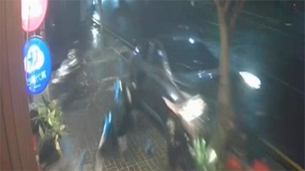 悚! 雲林轎車亂超車害撞住宅 台中男疲勞駕駛連撞5機車