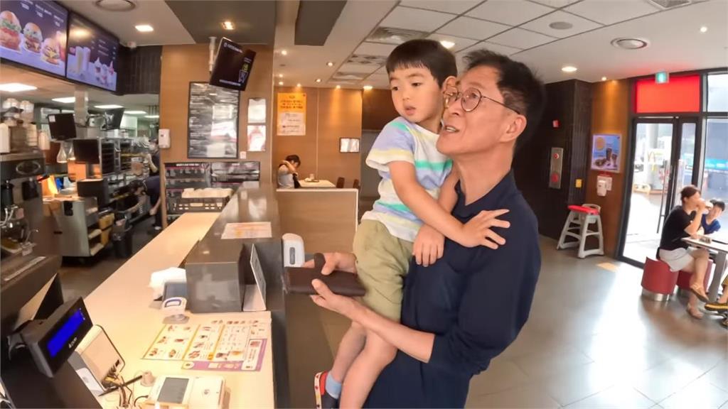 傳統南韓爺爺人生首嚐連鎖速食店 回家再嗑泡菜配白飯全家傻眼