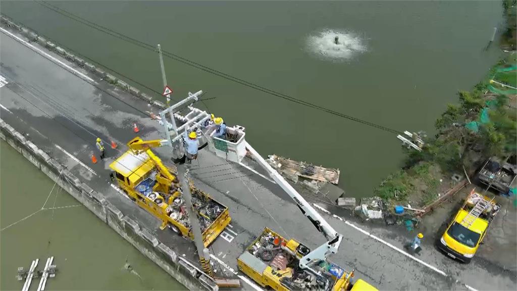 台電人員搶修受損電線桿　泡水進行作業、多日未回家　