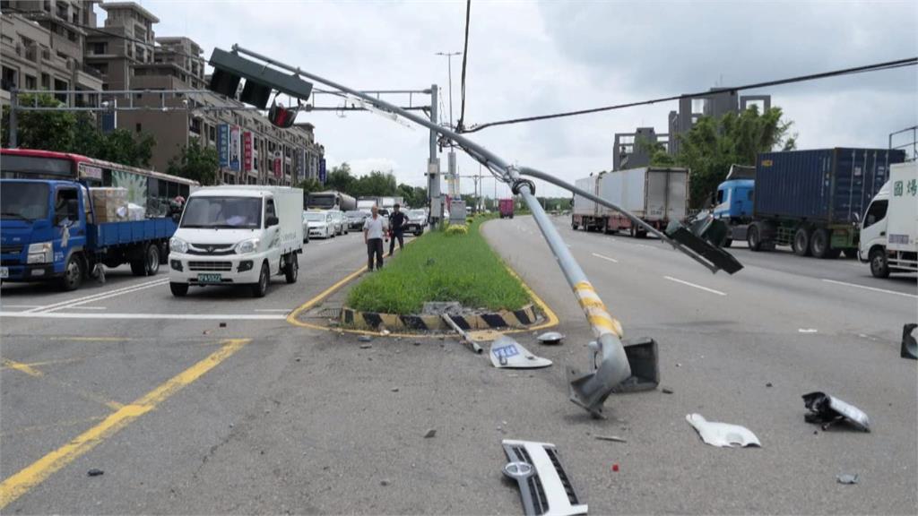 大貨車疑煞車失靈撞斷紅綠燈桿 遭抓包過磅超載2噸