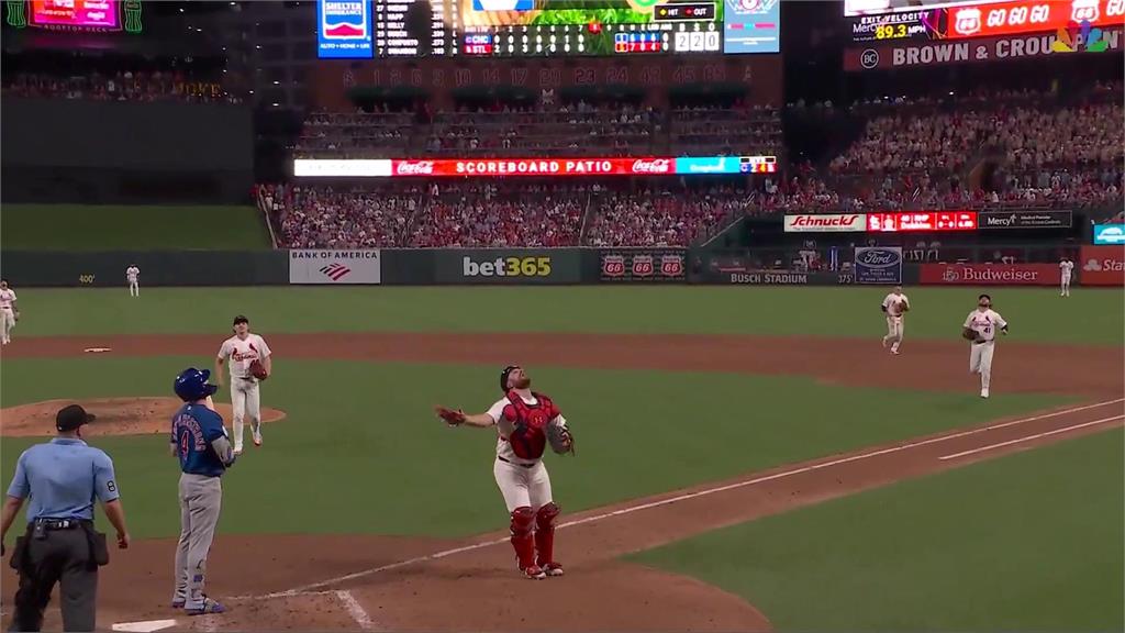 MLB(影)/一次出局有兩次接殺?紅雀捕手意外「聯合主審」漏網鏡頭社群爆紅