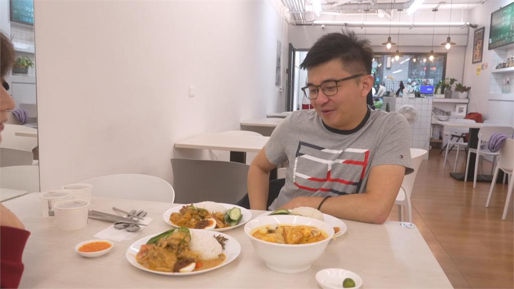 版畫家饒祗豪致敬母親 詮釋娘惹文化幸福美好