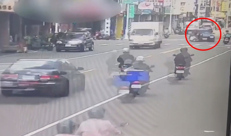 追撞外送騎士還罵人! 路人制止爆衝突「打趴肇事男」