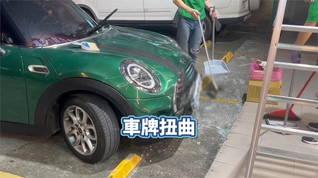 砰！板橋水族寵物店遭衝撞　轎車暴衝撞破落地窗