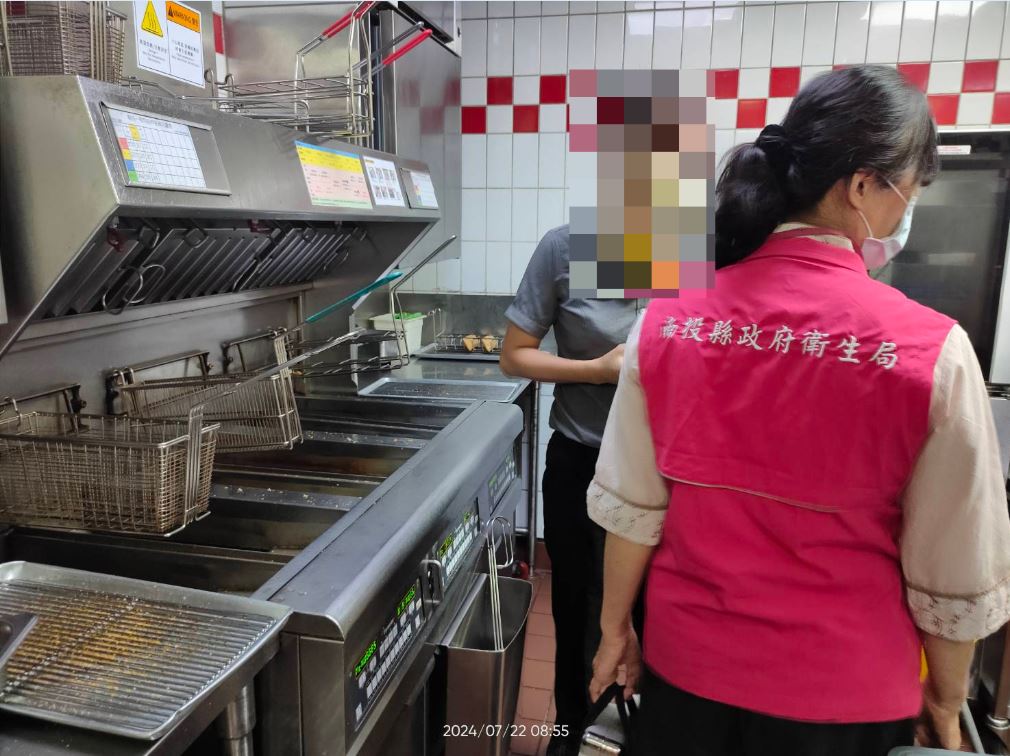 「食」在倒胃!漢堡連鎖店吃到標籤紙 麻油雞湯有馬陸