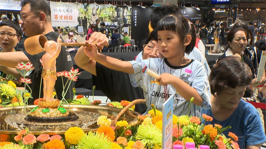 第4屆「萬佛揚善」在北車　菩薩神明時尚走秀耳目一新