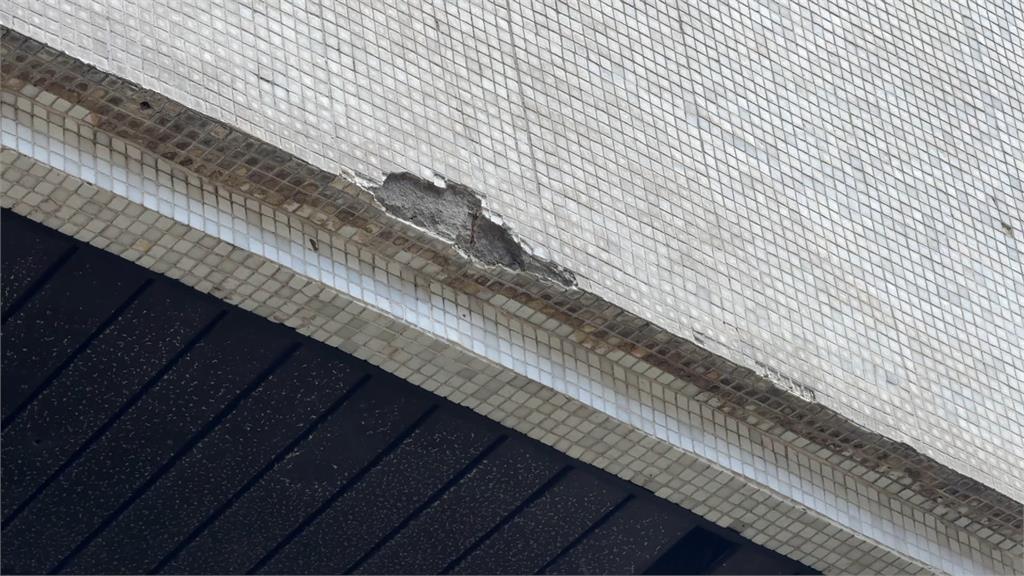 禍從天降! 民眾險遭"掉落磁磚"砸破頭 嚇壞喊:幸好跑得快