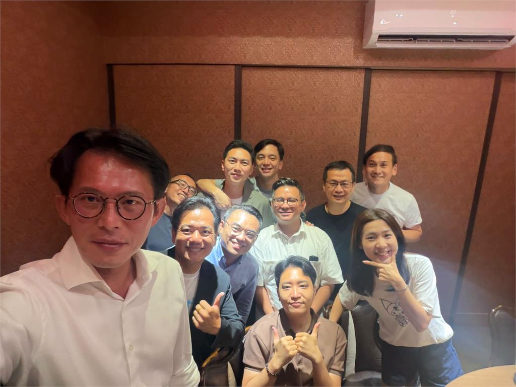 快新聞／黃國昌喊並肩前行！突秀8藍委合照　網批「關燈手」：要入黨了？