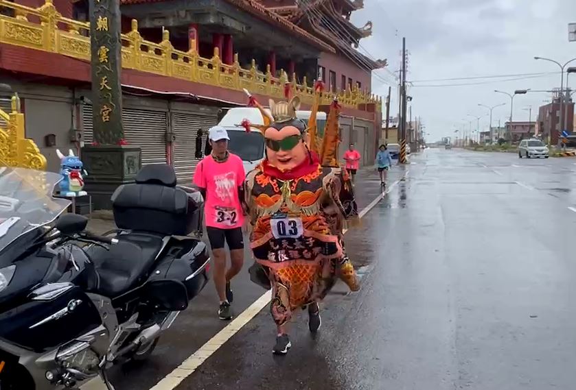 扛10公斤三太子熱血環台！　學生冒雨徒步挑戰全程