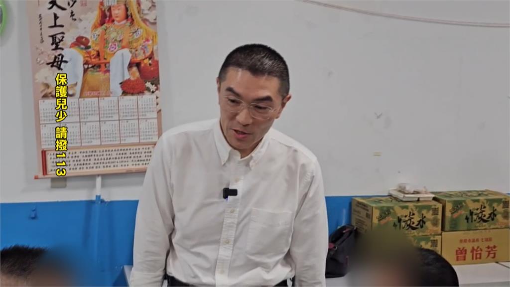 基隆虐童案延燒　家長砸蛋抗議　謝國樑「90度鞠躬」向受虐孩童、家長致歉
