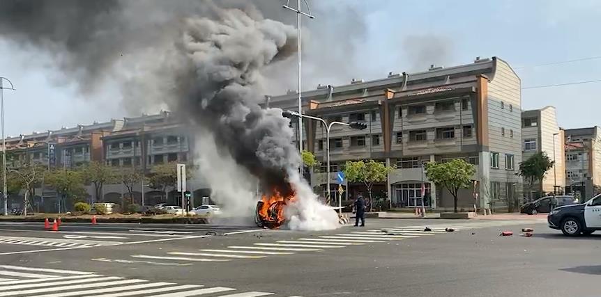 快新聞／嘉義太保驚見自撞分隔島「火燒車」嚴重車禍　駕駛急脫困無人傷亡