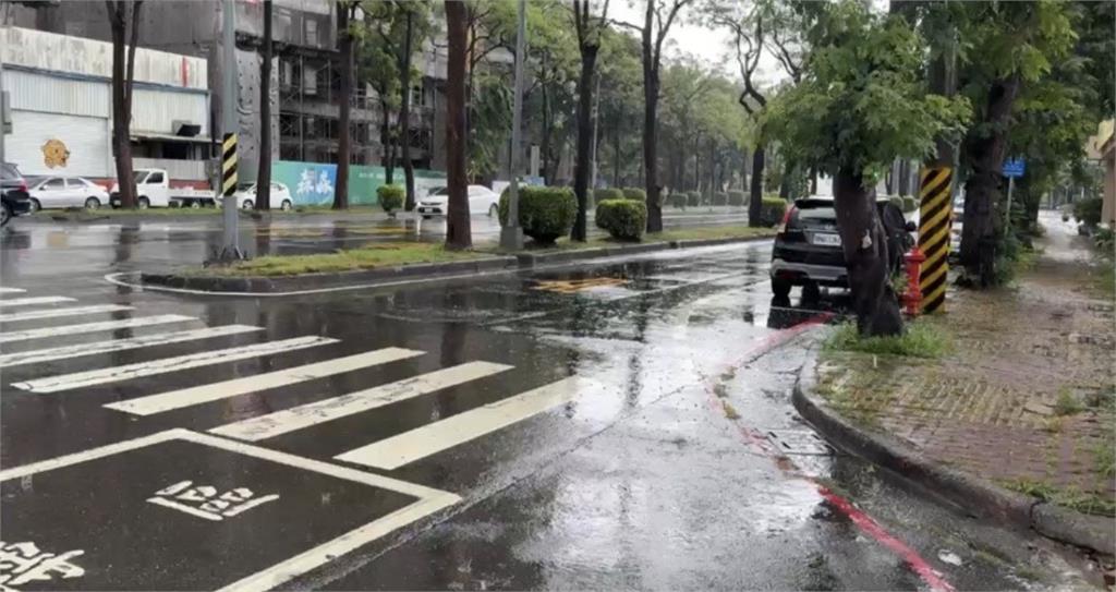 待轉變待撞？高雄６旬婦「盲倒車」撞騎士　民眾：貪方便　不依規迴轉