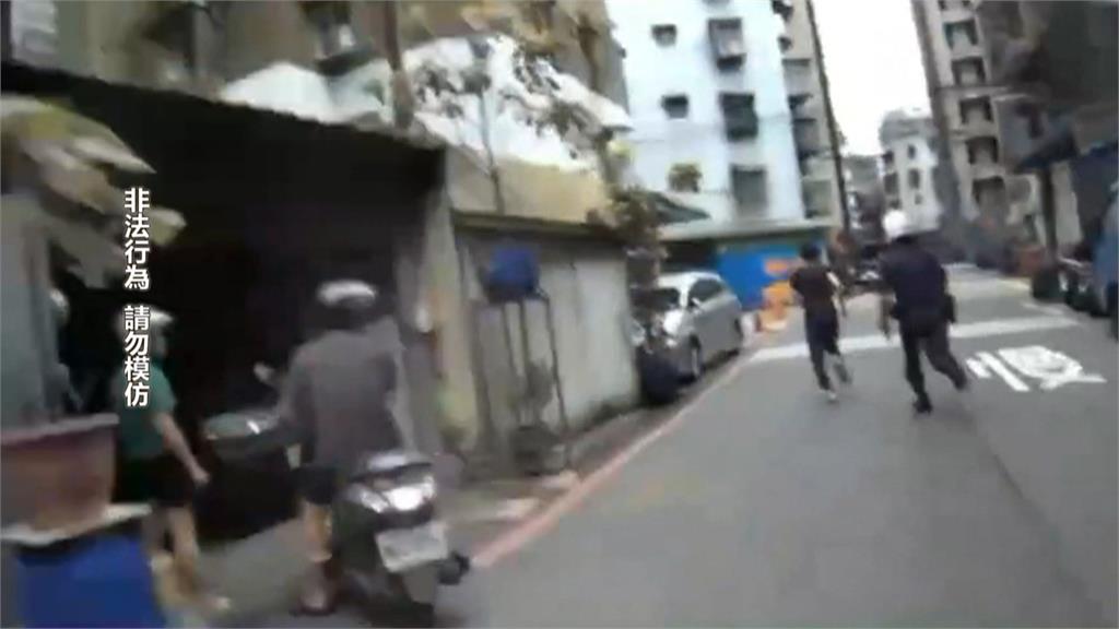 違規穿越馬路拒檢逃　男被壓制欲搶警槍搜出毒