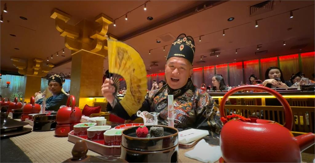 館長吃宮廷宴開啟誇誇模式!竟稱1事「台灣比不上」 館長吃宮廷宴1秒開啟「誇誇模式」!竟稱1事「台灣比不上」…網氣瘋:好反感