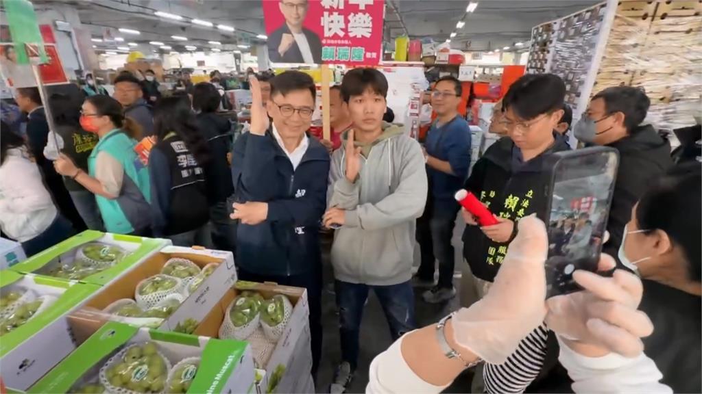 拚戰高雄! 陳其邁.賴瑞隆市場拜早年　柯志恩招手藍白合