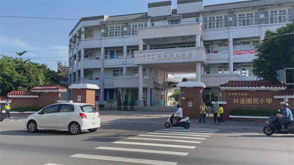 途經三山國王廟 林邊國小學童「上學先拜拜」