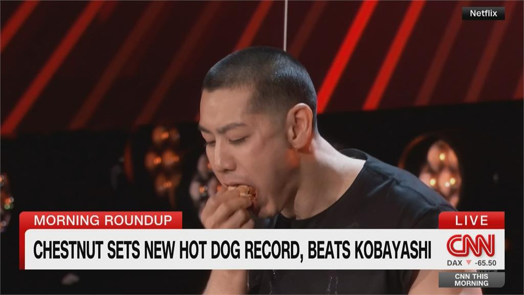 美國大胃王賽！切斯納10分鐘吃83個熱狗　擊敗小林尊