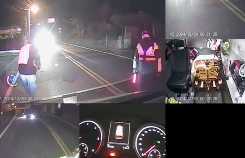 台中駕駛逆向超車失控撞護欄 翻覆滾兩圈四輪朝天幸僅輕傷