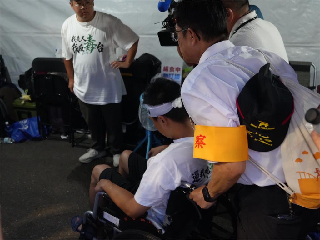 最新／撐不到8點！何元楷絕食150小時「體力不支」　強制送醫畫面曝